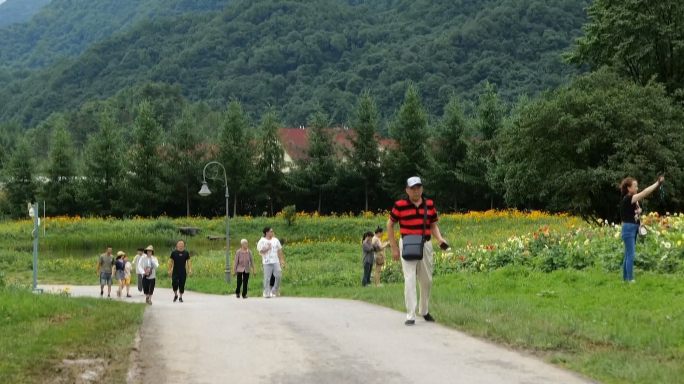 Cuaca sejuk dan udara segar telah membawa wisatawan ke perbukitan hijau dan sungai jernih di kawasan wisata Jiufengshan di Kota Yichun