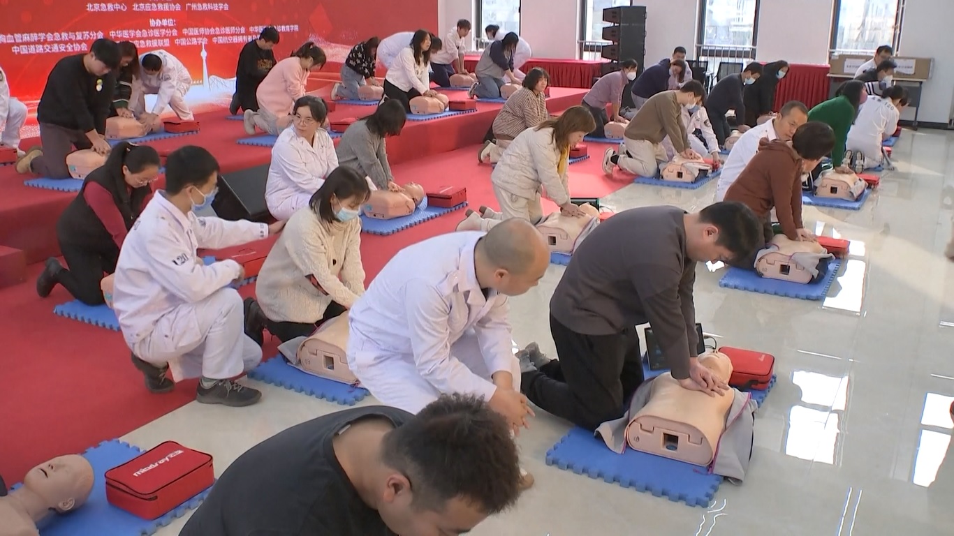 Pelatihan ini mencakup cara melakukan resusitasi jantung paru (cardio-pulmonary resuscitation/CPR) dan cara menggunakan alat pacu jantung otomatis (automated external defibrillator/AED)