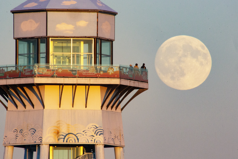 Seluruh Tiongkok Memandang Bulan Purnama Selama Festival Pertengahan Musim Gugur