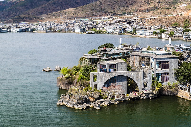 Terletak di tepi timur laut Danau Erhai dan didukung oleh pegunungan hijau Kota Kuno Shuanglang terkenal dengan pemandangannya yang indah sejarah yang kaya dan budaya unik dari kelompok etnis Bai