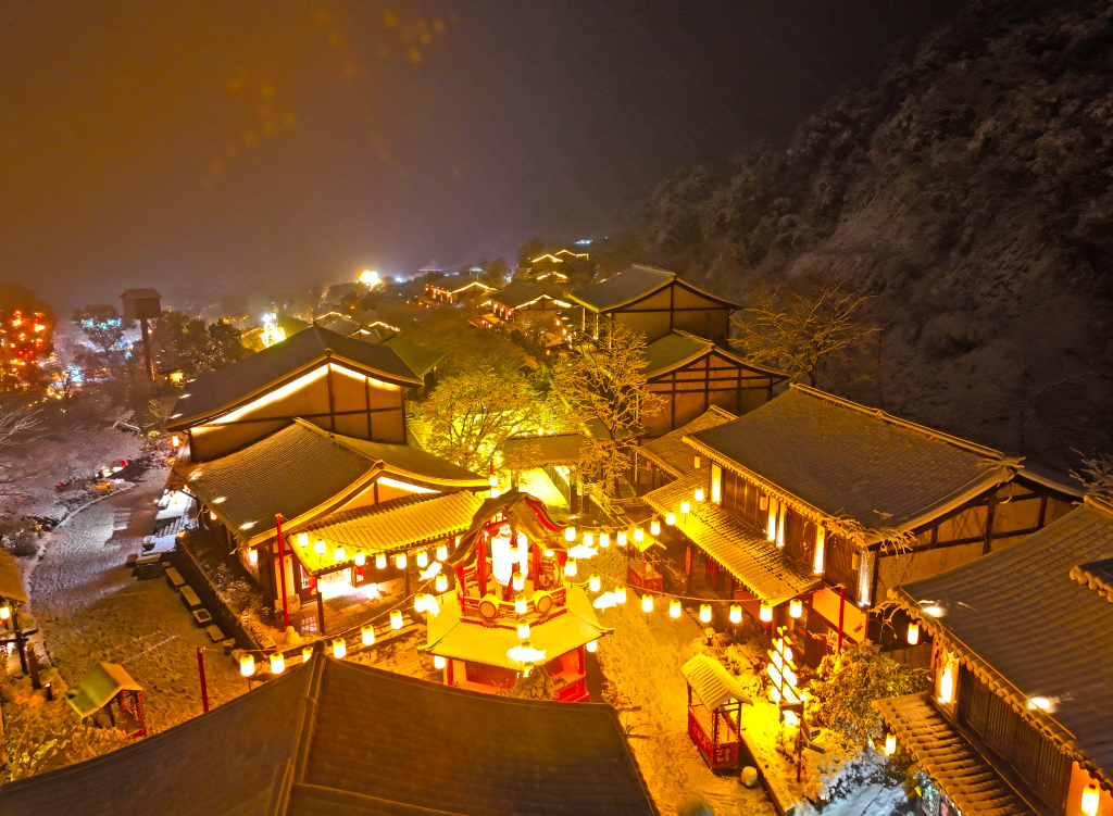 Di Desa Gexian sebuah tempat indah di Shangrao Provinsi Jiangxi lampu lentera dan bangunan menerangi salju memberikan efek selimut keperakan