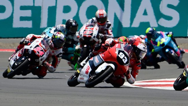 Pembalap Spanyol Angel Piqueras berhasil mencatatkan waktu tercepat yang diwarnai sejumlah pembalap jatuh pada latihan bebas Moto3 Mandalika Pertamina Grand Prix di Sirkuit Mandalika
