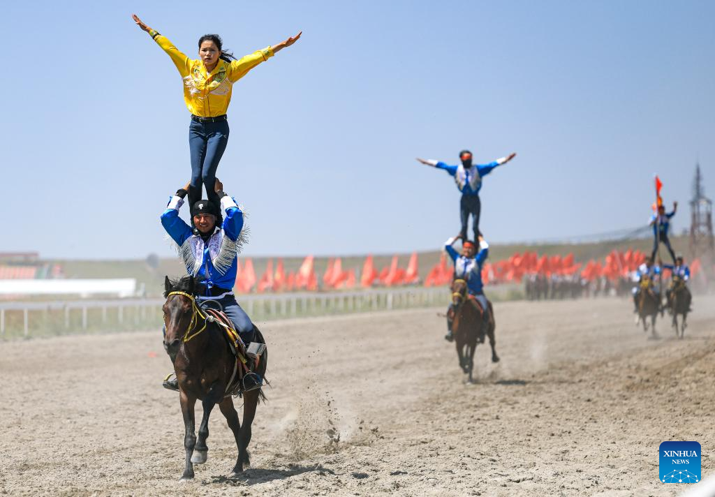 Pertunjukan Berkuda Digelar Selama Festival Pariwisata di Xinjiang, Tiongkok Barat Laut