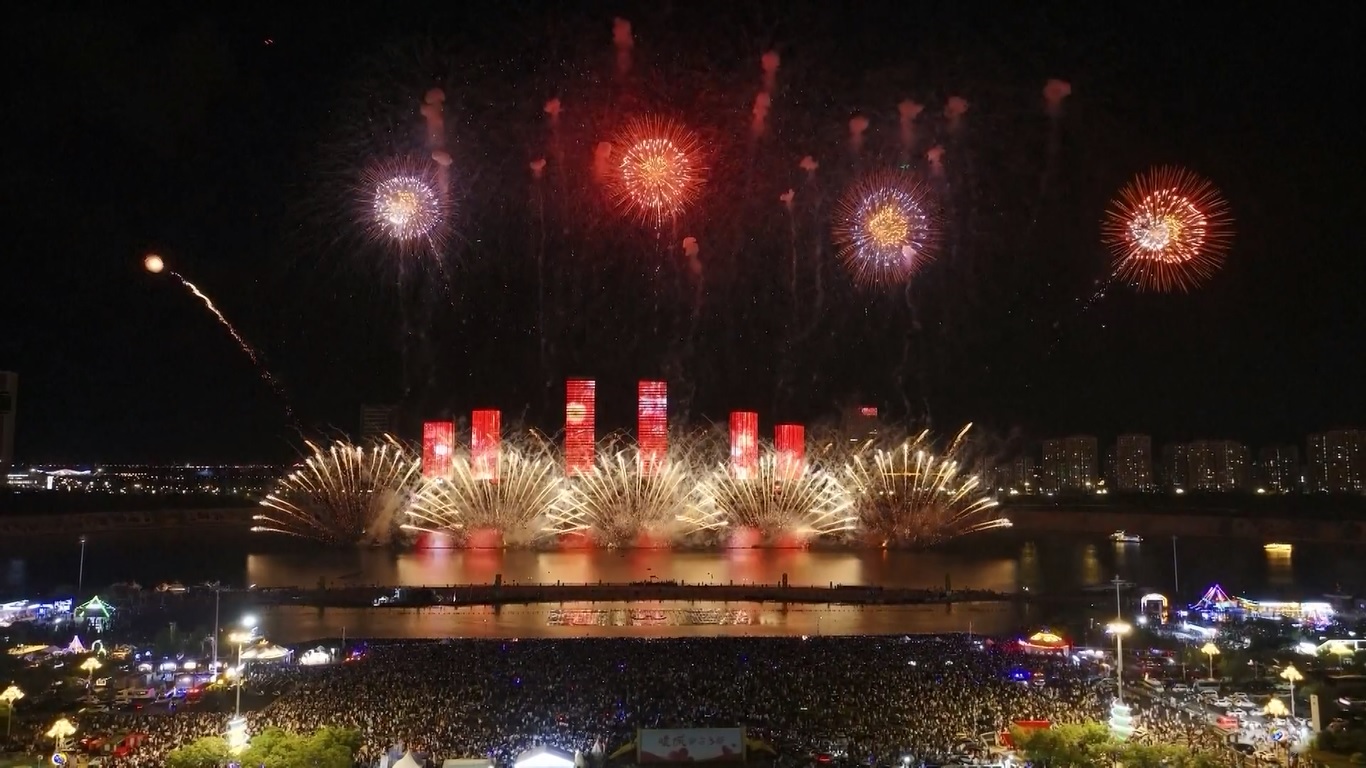 Pertunjukan ini menggunakan teknologi canggih untuk meningkatkan tata panggung dan mencapai pembuangan bebas asap untuk tujuan perlindungan lingkungan