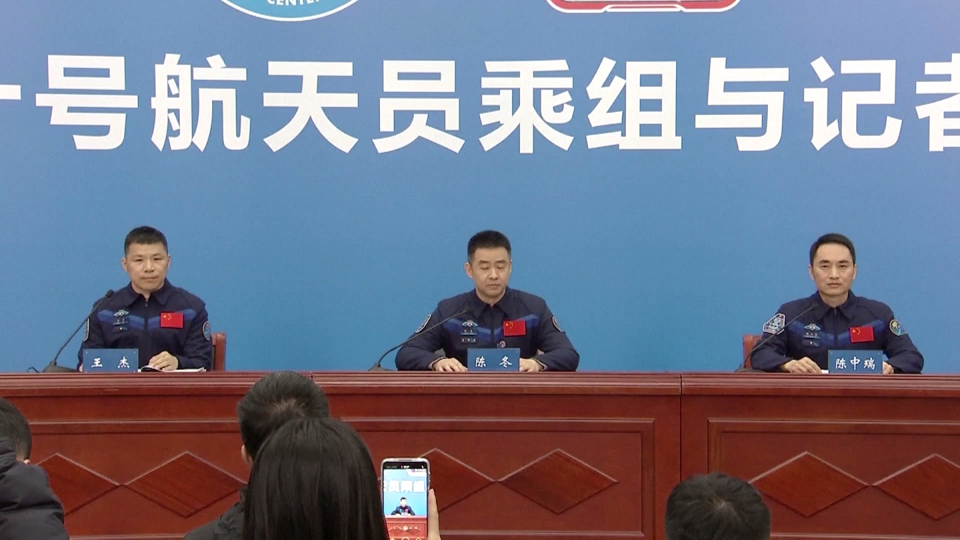 Para Astronot Shenzhou-20 Menceritakan Respons Tenang Mereka terhadap Retakan pada Jendela Pesawat Ruang Angkasa