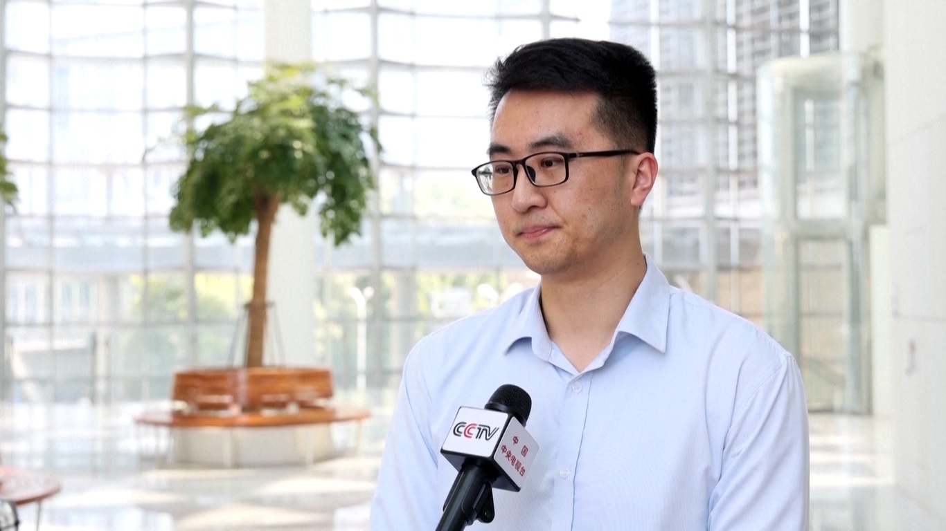 Bandara Internasional Shanghai Hongqiao dan Bandara Internasional Shanghai Pudong mencatat lebih dari 2200 kedatangan dan keberangkatan setiap harinya menjelang musim panas