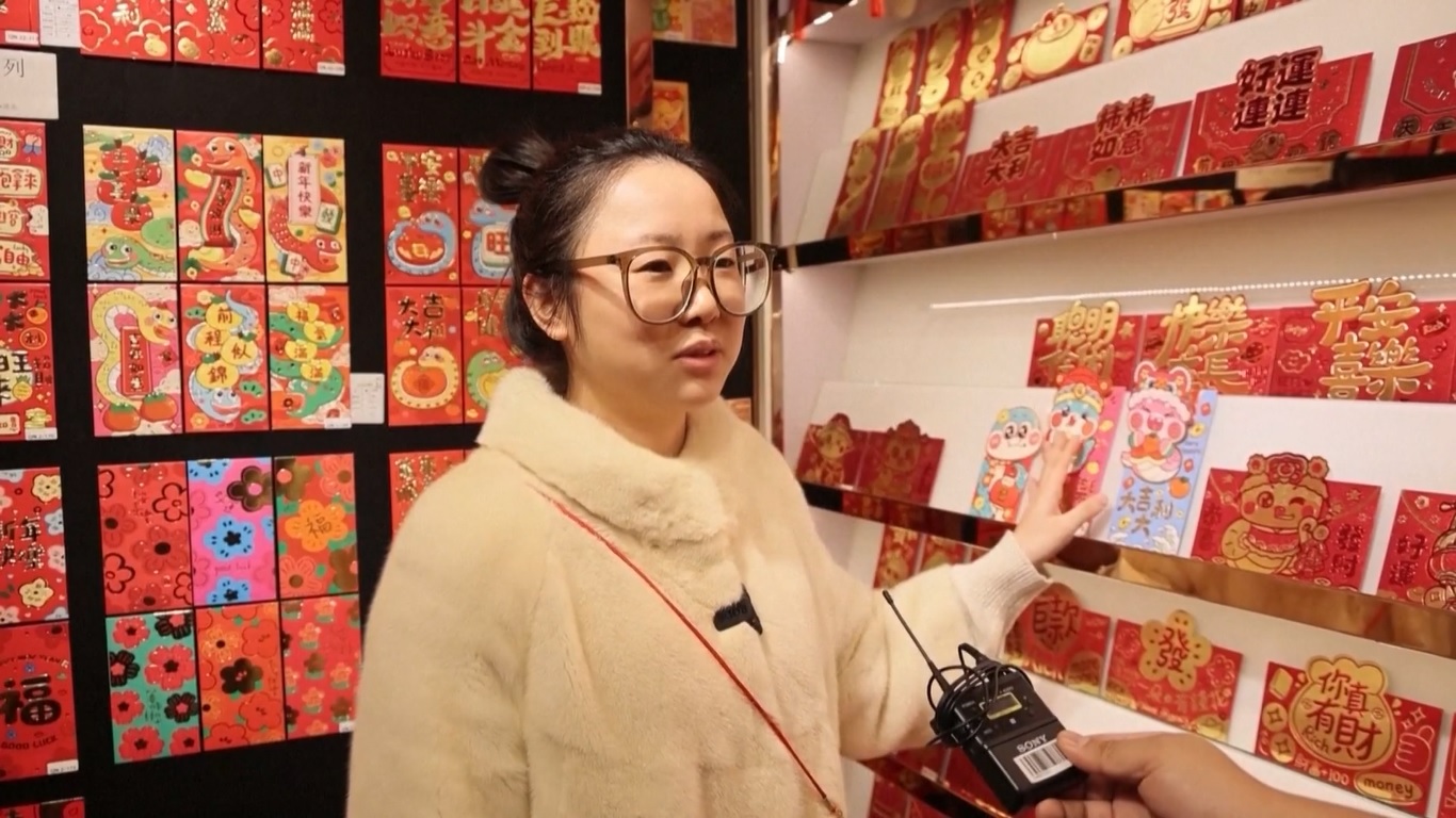 Di antara barang-barang yang paling dicari adalah angpao ikonik