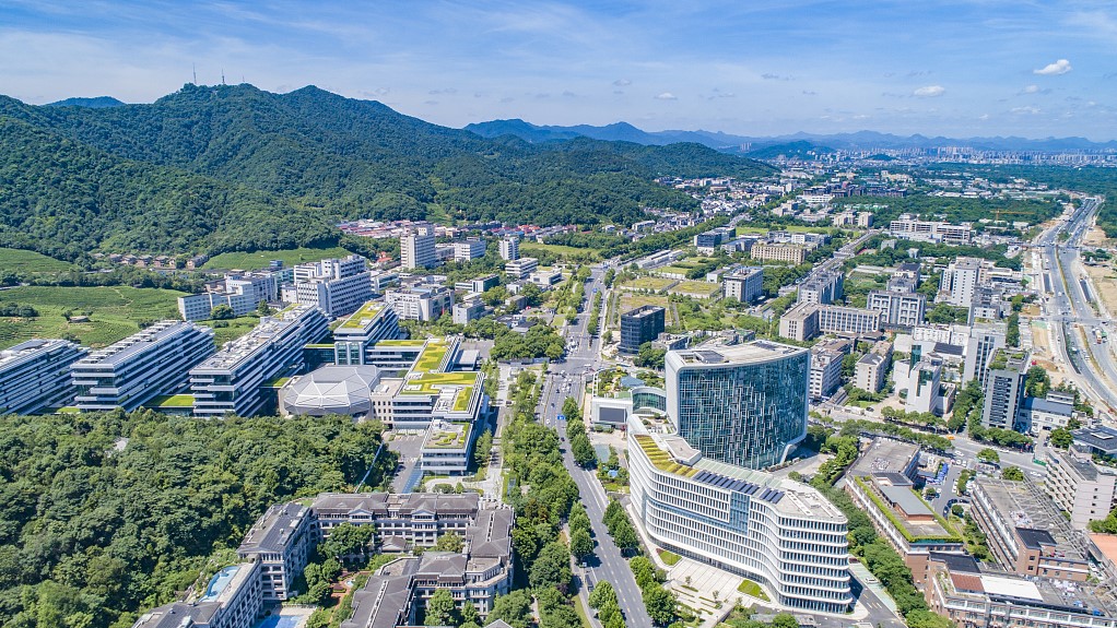 Alibaba berencana menekankan  pada pengembangan industri strategis berwawasan ke depan seperti sirkuit terpadu dan kecerdasan buatan untuk secara komprehensif meningkatkan keunggulan kota dalam ekonomi digital