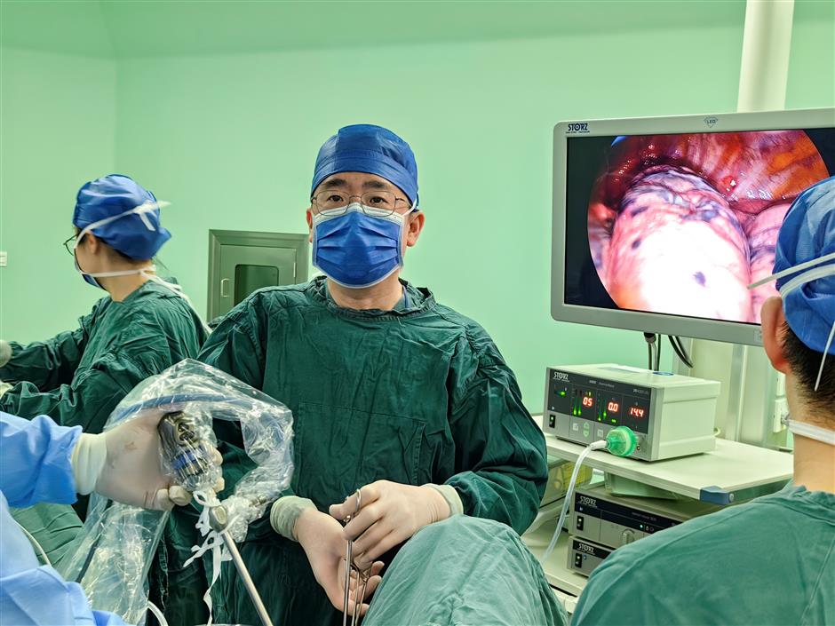 Melalui teknik berbasis TCM pembedahan menggunakan prosedur tubeless untuk mengurangi trauma dan pemulihan yang lebih cepat