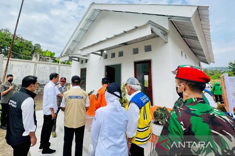 Presiden Joko Widodo meninjau contoh rumah tahan gempa