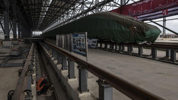 Proyek Kereta Cepat Jakarta-Bandung telah berhasil menyelesaikan proses pemasangan rel atau track laying yang akan digunakan untuk uji dinamis