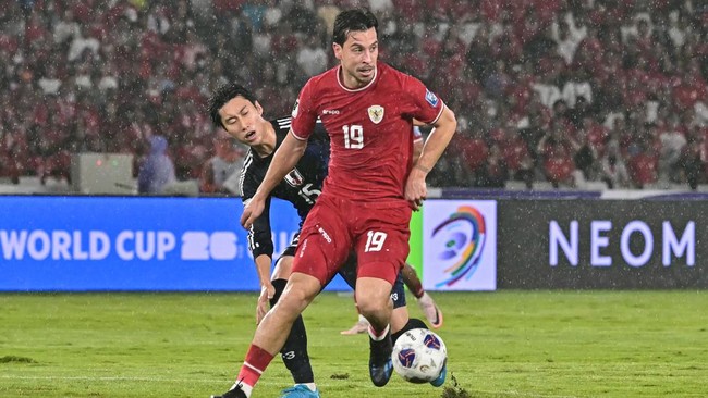 Thom Haye dan Calvin Verdonk tidak butuh waktu lama berpikir melepas paspor Belanda untuk membela Timnas Indonesia( AFP/BAY ISMOYO)