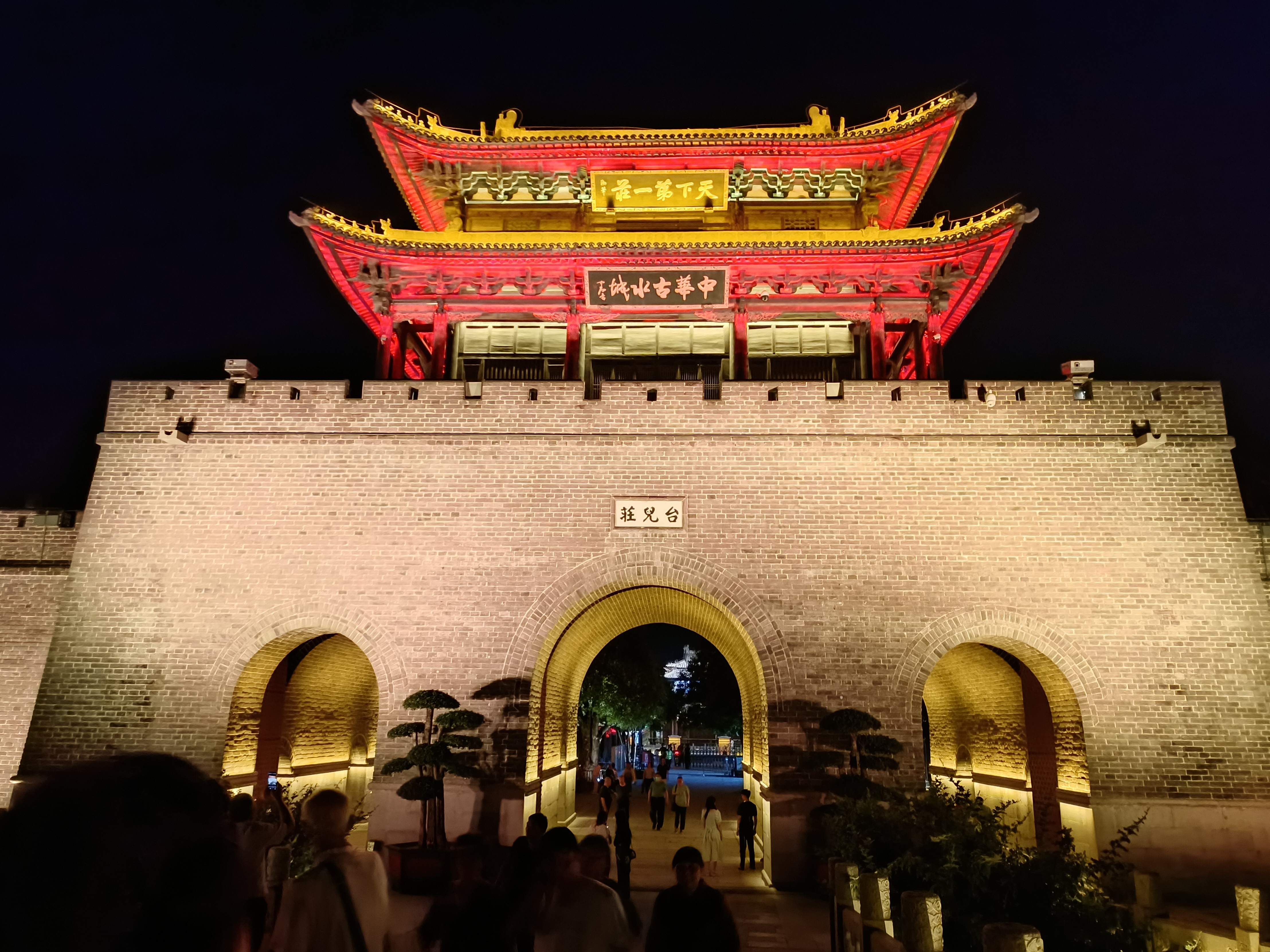 Kota air ini menawarkan segalanya mulai dari perjalanan perahu yang menakjubkan dan pemandangan menawan untuk penggemar fotografi hingga berbagai pertunjukan warisan budaya takbenda lokal untuk pecinta budaya Tiongkok seperti pertunjukan wayang kulit Qin Shu (bentuk cerita lokal yang didukung oleh musik)