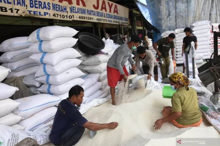 Impor perlu dilakukan karena beras cadangan pemerintah masih kurang untuk stok akhir tahun