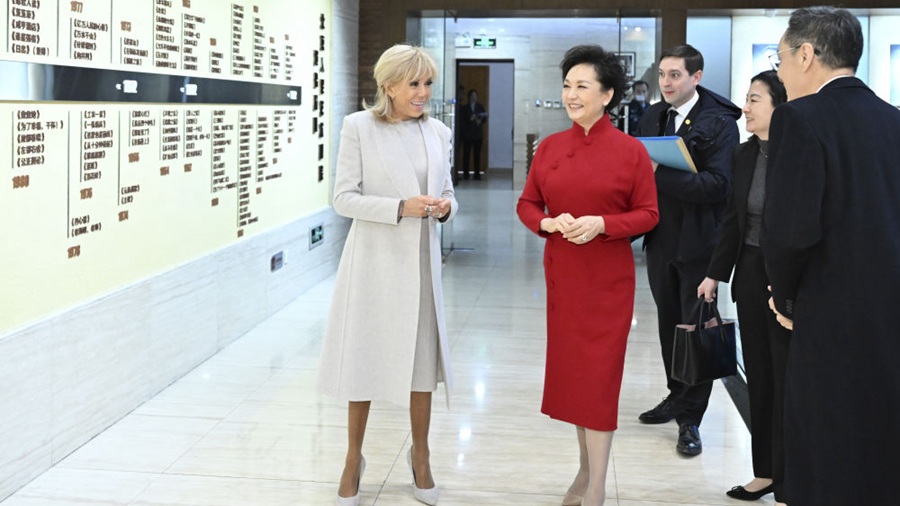 Mempererat Hubungan Budaya: Peng Liyuan Dan Brigitte Macron Mengunjungi Teater Seni Rakyat Beijing