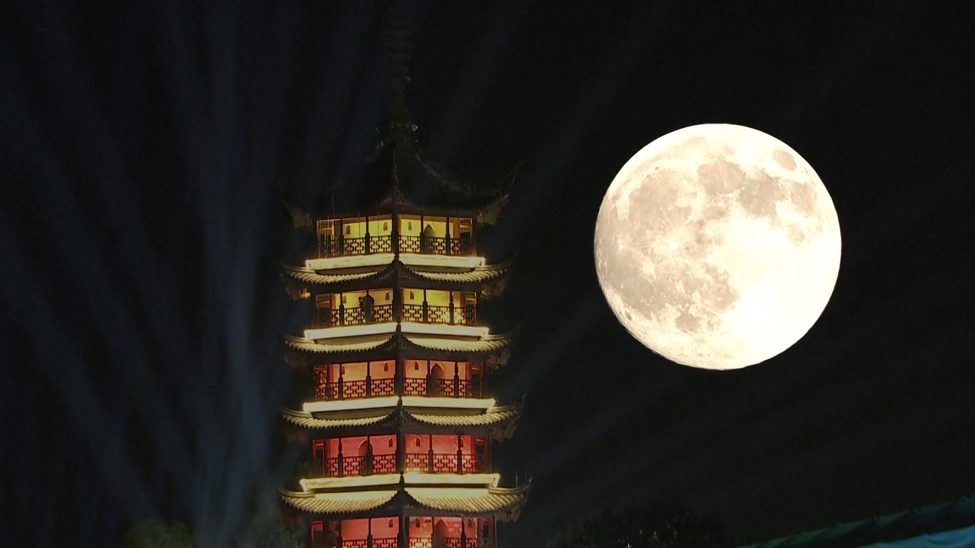 Bulan, Musik, dan Gelombang Pasang Memikat Penonton di Sepanjang Sungai Qiantang pada Malam Festival Pertengahan Musim Gugur