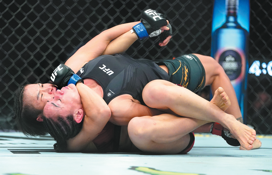 Kembali ke puncak penguasa UFC Zhang Weili mengokohkan dirinya sebagai ratu penguasa  Octagon