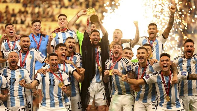 Kemenangan Argentina di Piala Dunia 2022 membuat Lionel Messi didapuk mengangkat trofi dengan menggunakan pakaian tradisional Arab Bisht