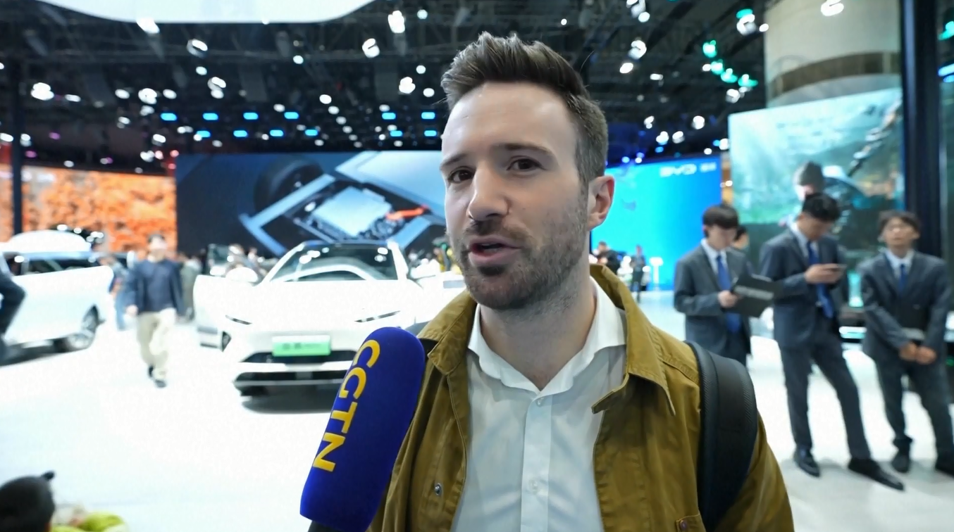 Pengunjung Asing di Pameran Otomotif Guangzhou Apresiasi Kemajuan Industri Otomotif Tiongkok