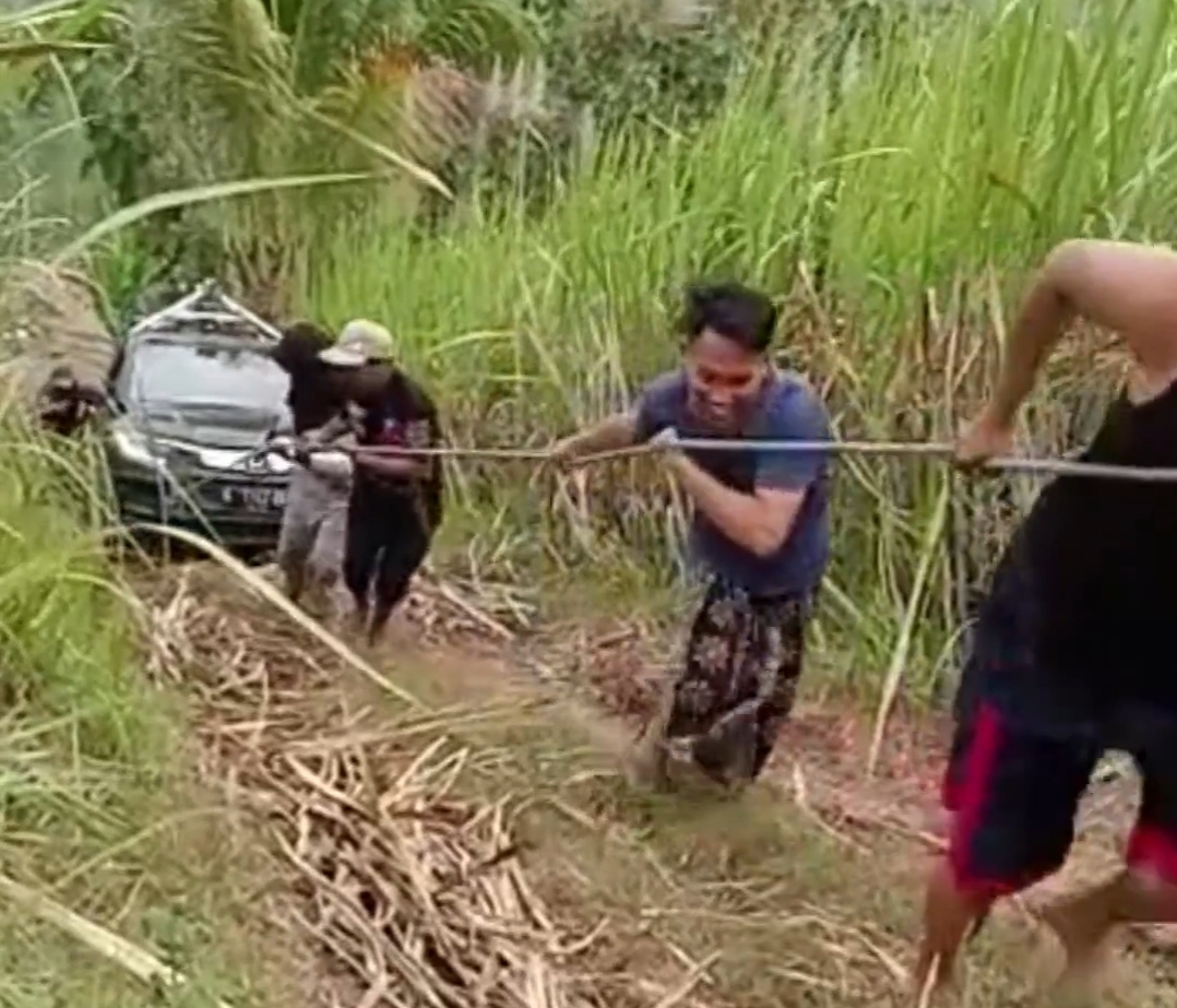 Kejadian bermula pada hari Kamis (8/6) sekitar pukul 1500 WIB Mobil yang berisi dua orang itu berjalan mengikuti aplikasi Google Maps menuju ke dalam sebuah perkebunan tebu