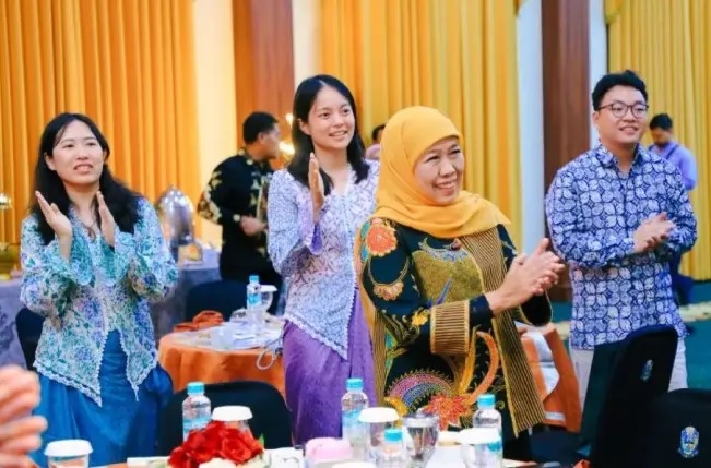 Gubernur Khofifah berharap para mahasiswa bisa membawa cerita positif tentang Jawa Timur dan mengenalkannya di negara asal masing-masing