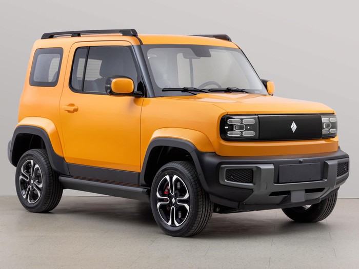 Secara ukuran Baojun Yep memang lebih kecil ketimbang Suzuki Jimny namun kesan futuristis juga terpancar dari penggunaan lampu depan lima LED Pada area moncong juga terdapat 'grille' hitam dengan logo Baojun di tengahnya