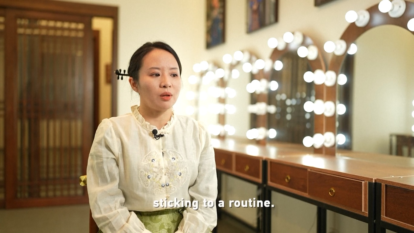 Ia menghadirkan kembali wajah-wajah dari berabad-abad lampau dengan mengambil inspirasi dari patung dan lukisan kuno