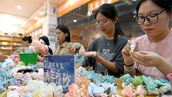 Sekolah malam bukanlah hal baru di Tiongkok namun sekolah malam saat ini lebih fokus pada pengembangan minat dan hobi orang dewasa menawarkan kursus yang terjangkau dan mudah diakses