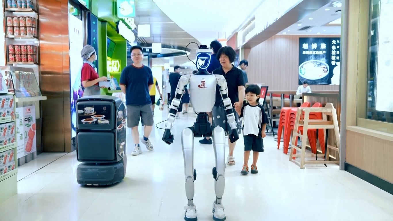 Robot Humanoid Kunjungi Pusat Kota Beijing sebagai Bagian dari Estafet Energi untuk Permainan Robot Pertama di Dunia