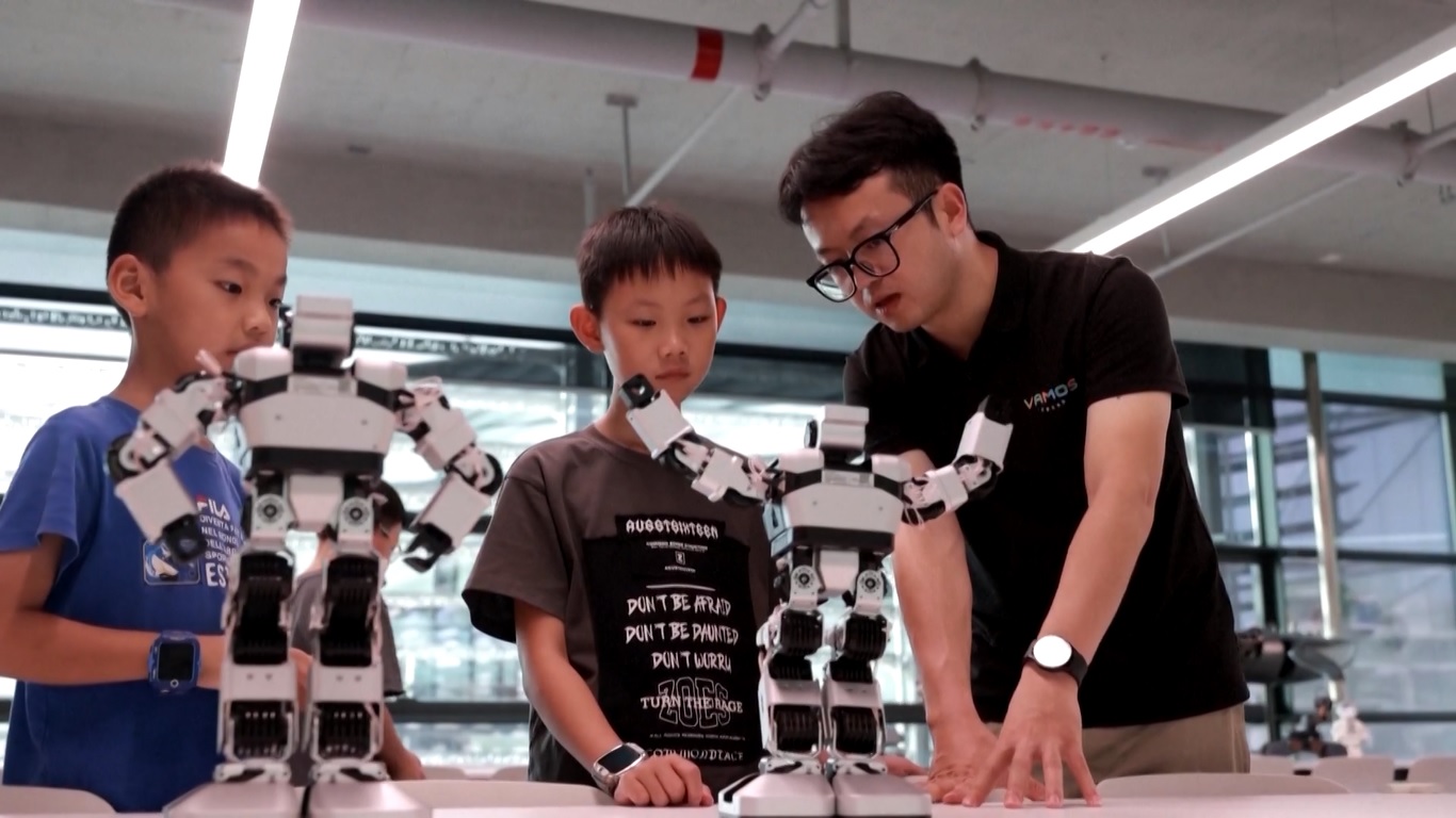 Para Robot Perkaya Liburan Musim Panas Anak-anak di Shenzhen