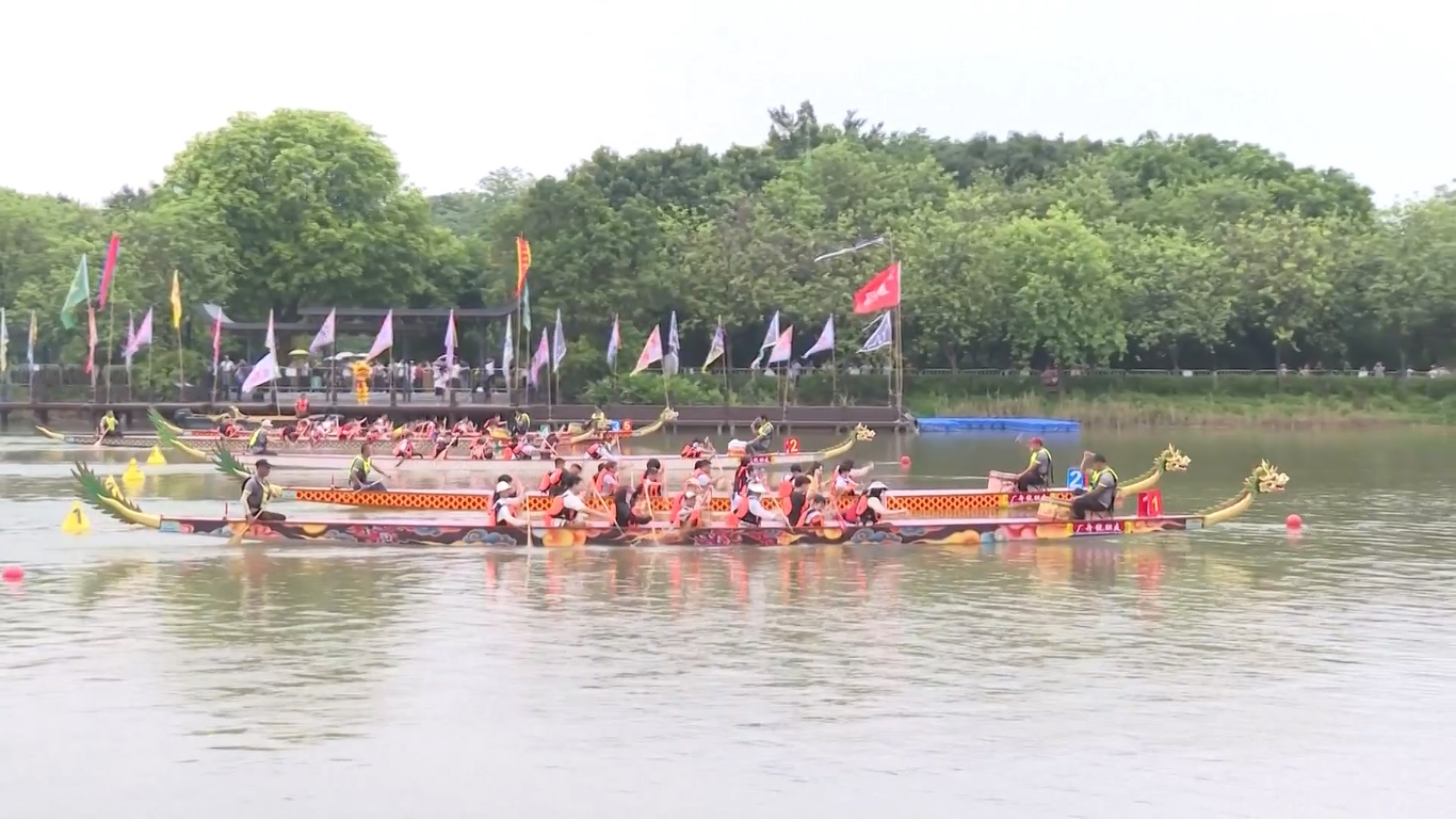 Lomba ini diadakan pada hari Minggu (1/6) di taman lahan basah setempat
