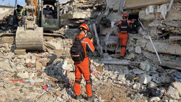 Tim SAR Tiongkok di Kota Antakya bagian utara Turki berhasil menyelamatkan seorang korban pria berumur 50 tahun