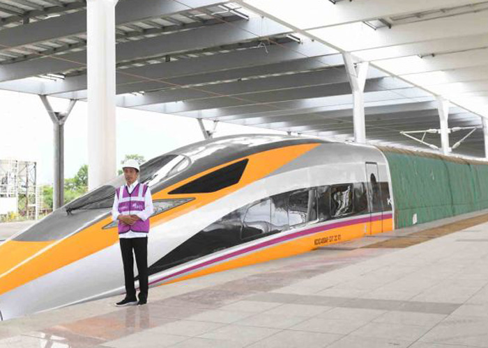 Kementerian Perhubungan (Kemenhub) mengungkapkan stasiun Kereta Cepat Jakarta-Bandung dan stasiun kereta LRT akan diintegrasikan di wilayah Halim