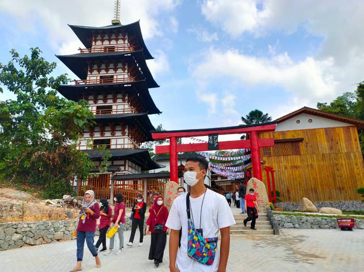 Tempat wisata yang satu ini adalah salah satu lokasi wisata di Kota Pekanbaru yang menawarkan sesuatu berbeda pengunjung bisa melihat budaya empat negara dalam satu tempat