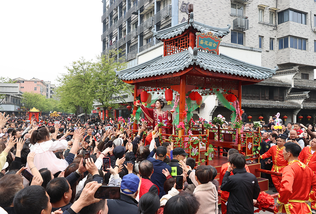 Sejumlah pertunjukan rakyat yang memukau