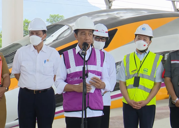 Presiden Joko Widodo meninjau Stasiun Kereta Cepat Tegalluar