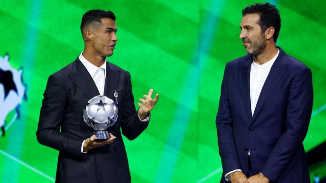 Cristiano Ronaldo mendapat penghargaan dari UEFA dalam drawing Liga Champions 2024/2025 di Monaco