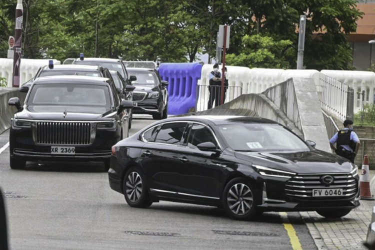 Dibekali dengan mesin V12 atau  V8