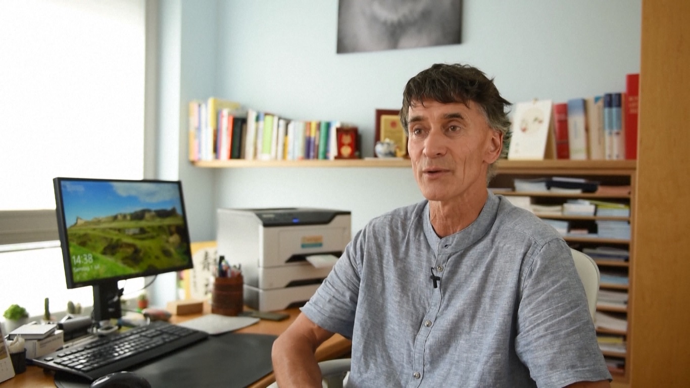 Ia melayani banyak pasien dan menjadi tokoh terkenal di kalangan penduduk setempat setelah membuat rumah sendiri di sana dan membesarkan dua orang anak