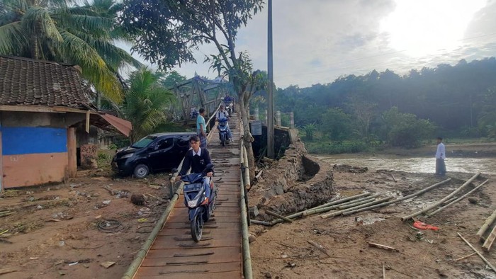 Jembatan Cimandur yang menjadi penghubung Bayah dengan Panggarangan di Desa Bayah Timur