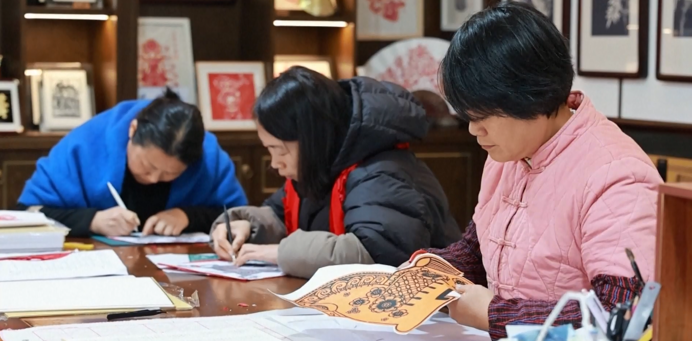 Produk Bertema Kuda Laris Manis di Pasaran Menjelang Tahun Zodiak Baru di Tiongkok