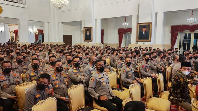 Presiden Joko Widodo (Jokowi) memberikan pengarahan pada ratusan pejabat Polri di Istana Negara