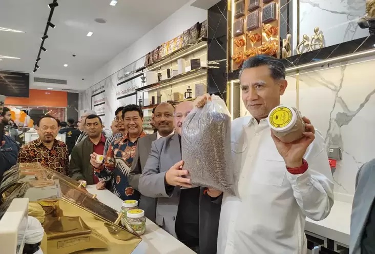 Pecinta kopi Mesir ada juga yang suka menambahkan rempah-rempah seperti kapulaga dan biji pala di setiap suguhan kopi khas Mesir