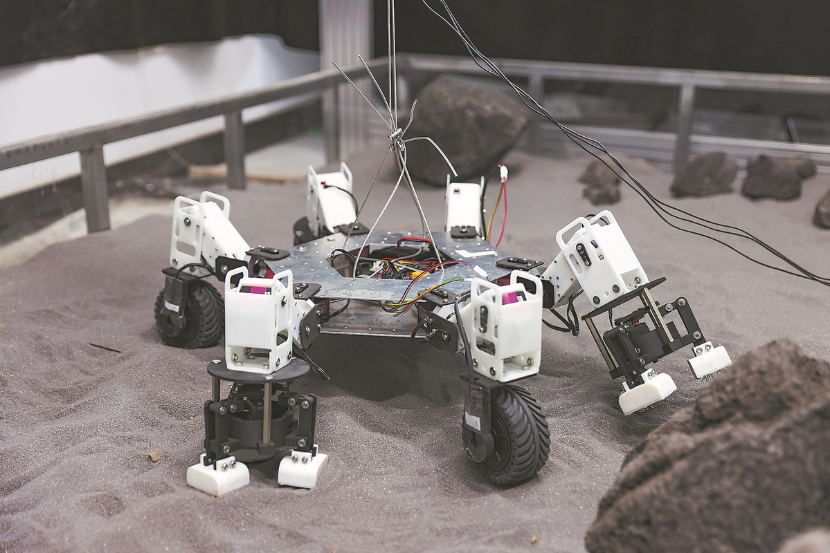 Tiongkok telah mengerjakan robot merangkak berkaki enam sejak tahun 2024