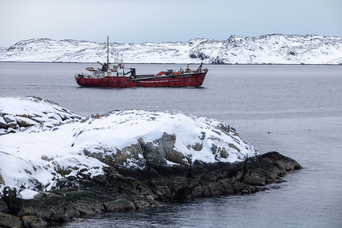 AS Bermain Api di Atas Es Arktik yang Tipis