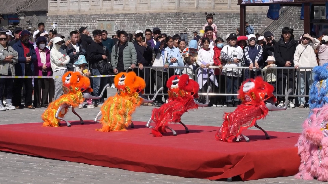 Empat singa mekanik yang ditenagai oleh kecerdasan buatan (AI) dapat merespons gerakan tangan dari anak-anak yang penasaran melalui sensor