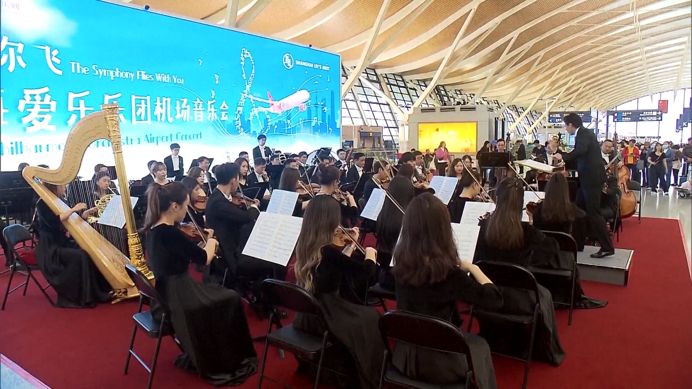 Di terminal bandara yang ramai