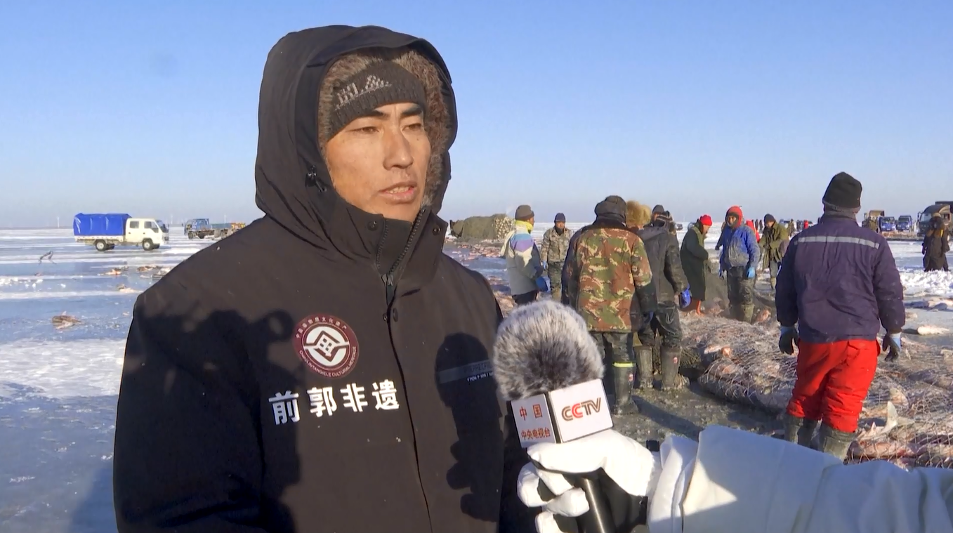 Para Nelayan Rayakan Hasil Panen Melimpah dari Penangkapan Ikan di Atas Es di Danau Chagan Tiongkok
