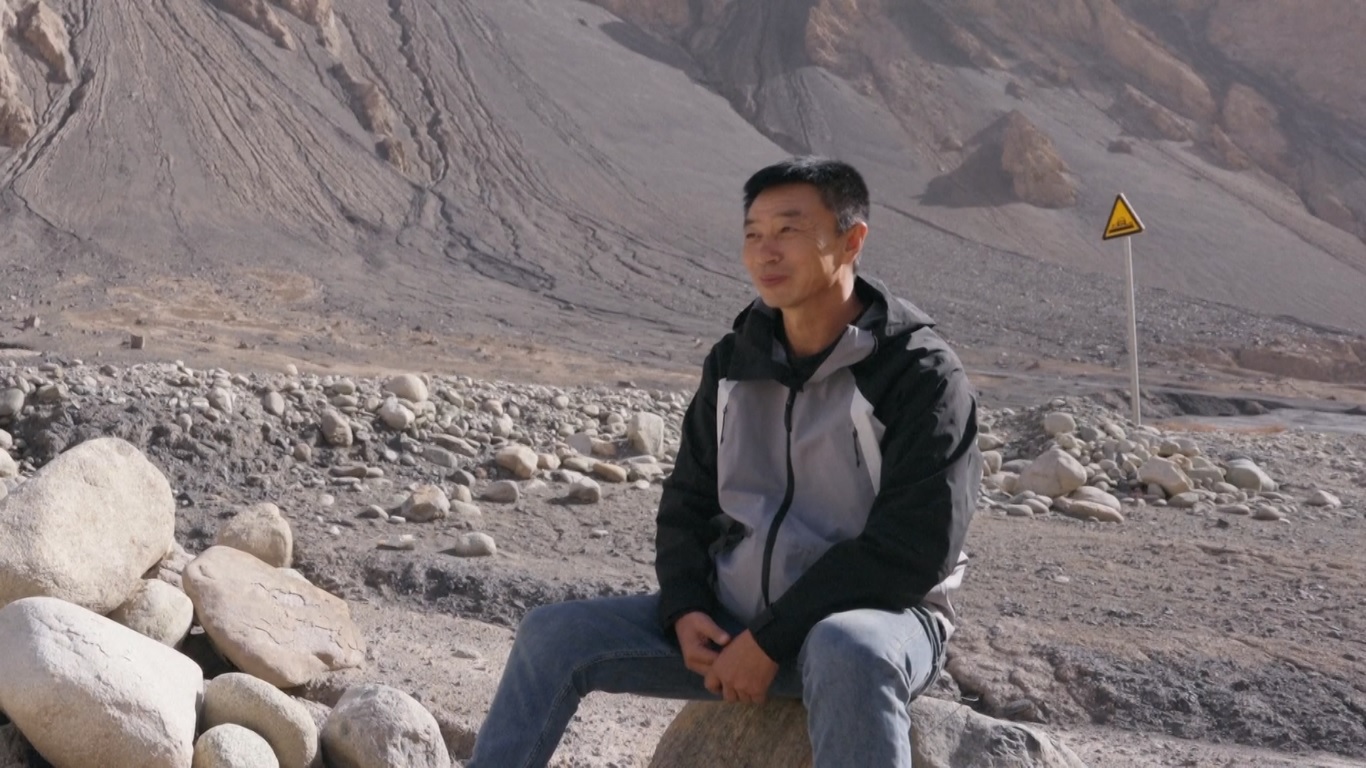 Pria Ini Mengabdikan Hidupnya untuk Misi Penyelamatan Gratis di Tanah Tak Berpenghuni di Xinjiang