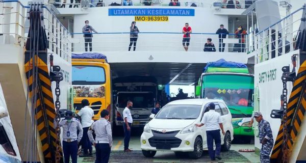 Dampak yang paling signifikan dari cuaca ekstrem adalah terganggunya jadwal pelayanan kapal